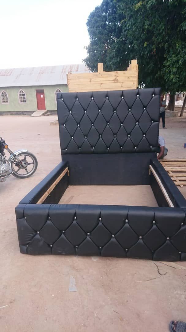 5x6 Onyx Diamond Stud Chester Bed